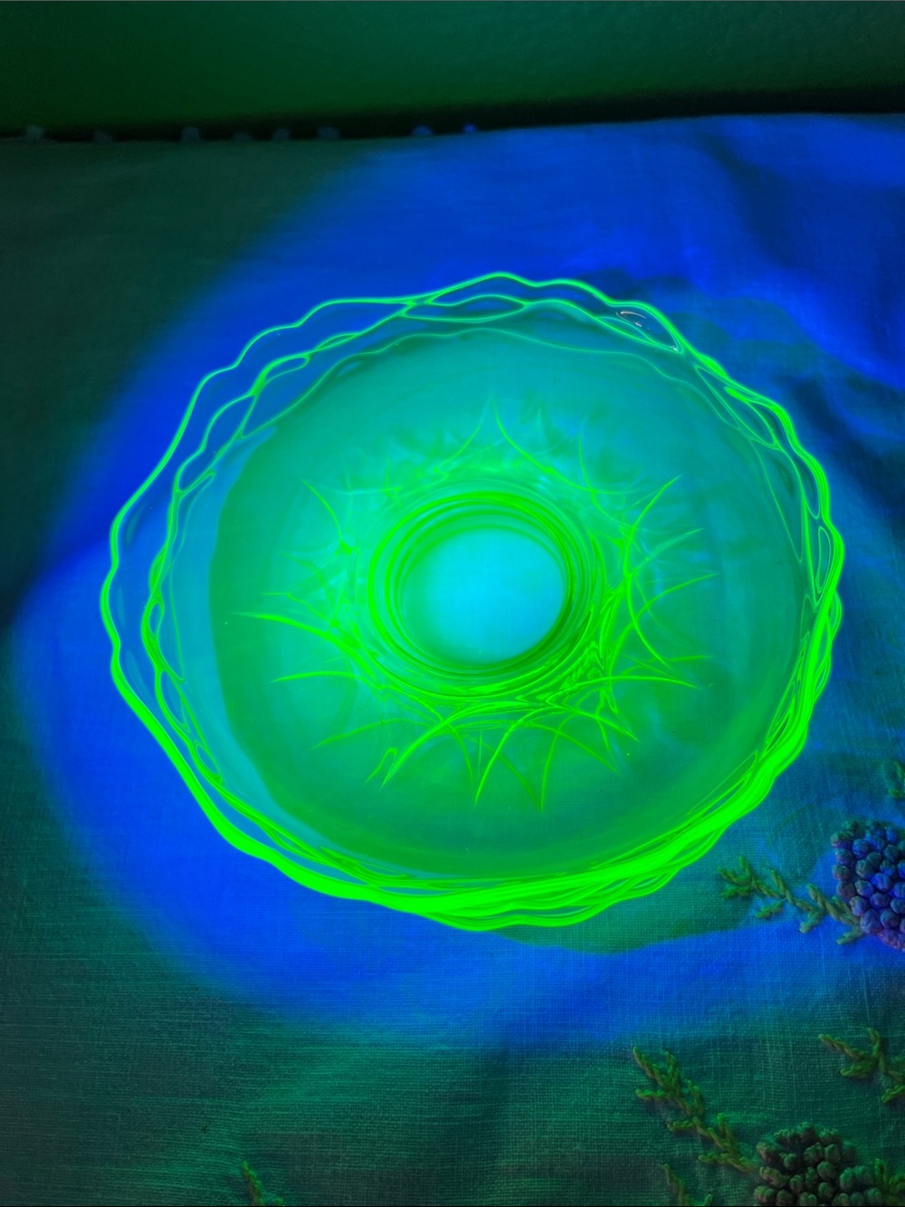 4 Vintage Cambridge Uranium Glass Plates – Glow Green under UV